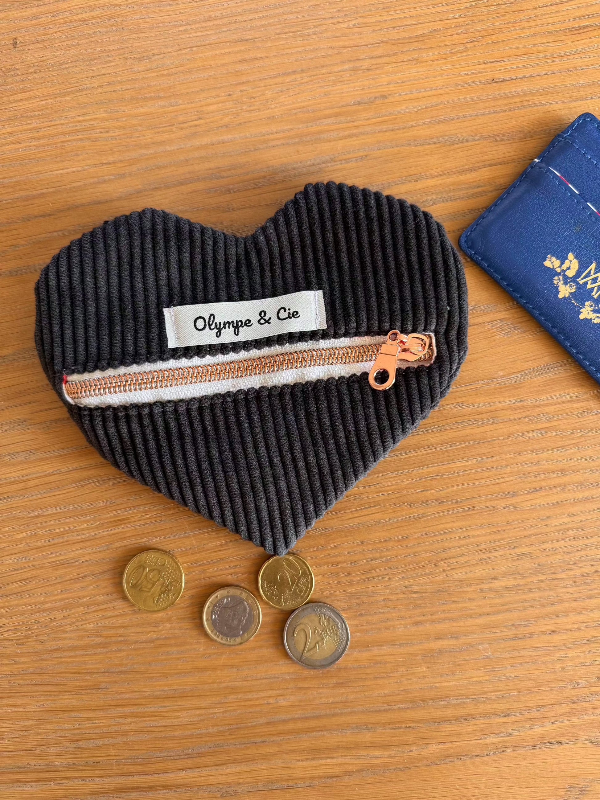 Porte-monnaie velours noir en forme de cœur avec fermeture éclair et étiquette "Olympe & Cie".